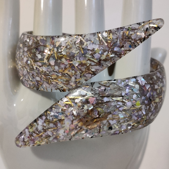 Vintage lucite confetti hinged cuff bracelet - Picture 4 of 14